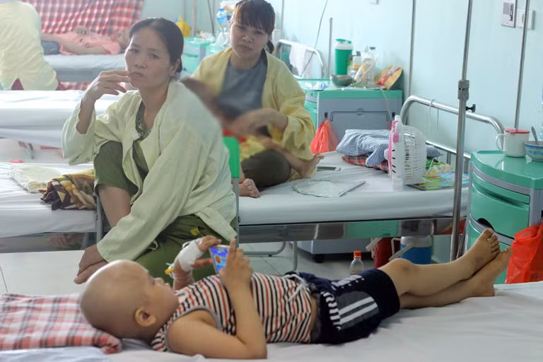 Dù rất cố gắng kìm nén, giấu đi tâm trạng buồn bã để tập trung chăm sóc cho con, cháu nhưng những người thân của các bệnh nhi tại khoa ung bướu của Bệnh viện Nhi Trung ương vẫn luôn cảm thấy lo lắng cho sức khỏe các cháu. Họ mong một ngày nào đó, dưới sự chăm sóc của bệnh viện, sẽ có một phép màu để sức khỏe của các cháu sớm hồi phục.