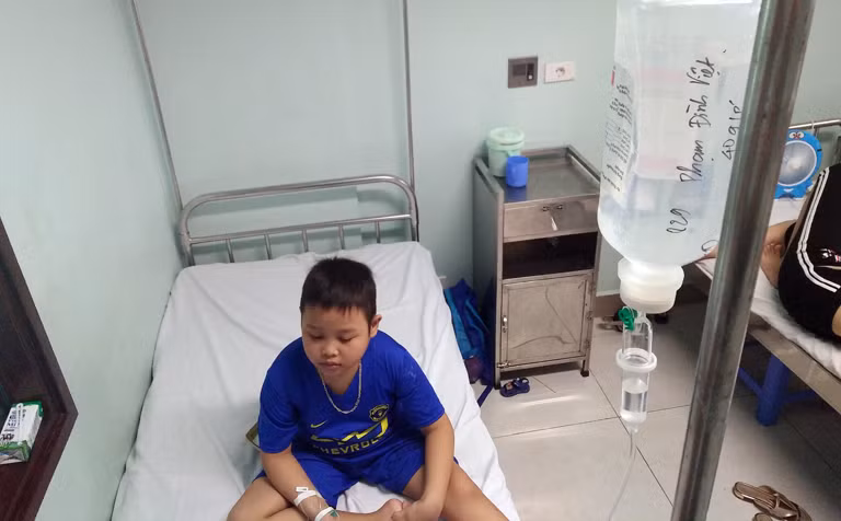 Hoặc một số cháu khác phải ngồi với ánh mắt buồn bã trên giường bệnh cùng chiếc kim tiêm luôn cắm trên tay đang điều trị.