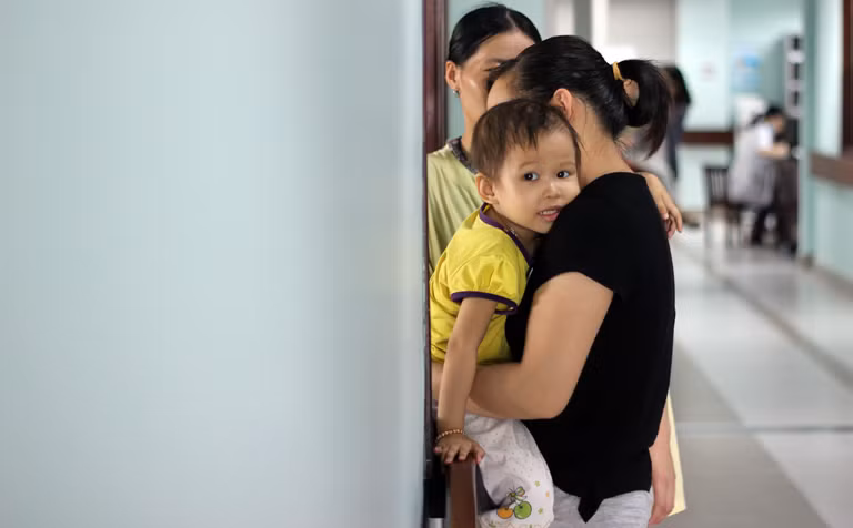 Tết thiếu nhi 1/6, không khí tại Khoa ung bướu của Bệnh viện Nhi Trung ương trầm lắng, không ồn ào và náo nhiệt. Những đứa trẻ đang được các y bác sĩ điều trị tại đây thiệt thòi hơn nhiều so với các bạn cùng trang lứa, bởi ngày này, thay vì được đi chơi, tham quan, mua quần áo mới... thì các cháu chỉ được đi loanh quanh khu hành lang nhỏ của bệnh viện.