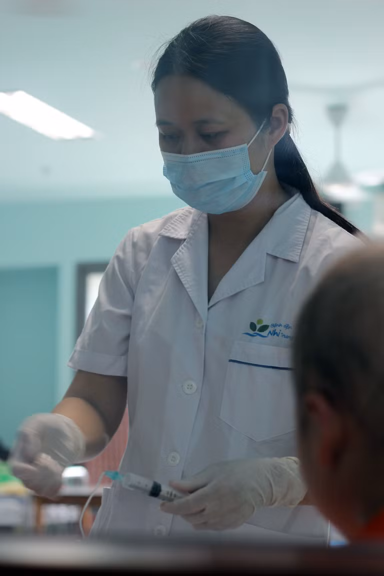 Nhiều người thân của các cháu cũng bớt lo lắng hơn, có động lực hơn khi thấy các bác sĩ động viên, chăm sóc con, cháu mình.