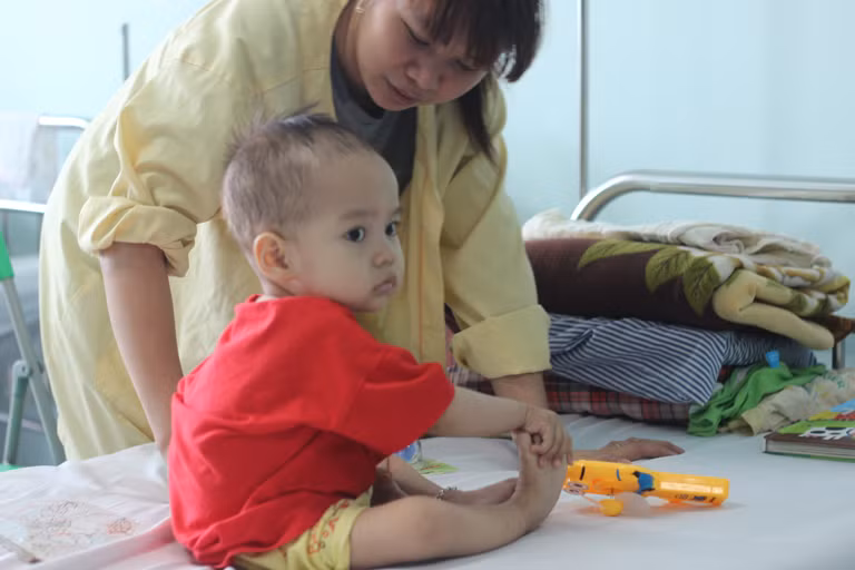 Theo Thạc sĩ, bác sĩ Bùi Ngọc Lan - Trưởng khoa ung bướu - Bệnh viện Nhi Trung ương, vào những ngày này, phía bệnh viện có tổ chức chung nhiều chương trình từ thiện, đồng thời trao một số món quà ý nghĩa cho các cháu. Bên cạnh đó, nhiều nhà tài trợ cũng đến trao quà từ thiện để động viên tinh thần các cháu cùng gia đình đang điều trị tại bệnh viện Nhi Trung ương nói chung, khoa ung bướu nói riêng. "Dù công việc tại khoa có chút vất vả nhưng bản thân tôi, các y bác sĩ trong khoa vẫn luôn cố gắng chăm sóc tận tình, chu đáo cho các cháu để người thân các cháu tin tưởng, an tâm và có nhiều động lực hơn vượt qua những khó khăn khác trong cuộc sống", bác sĩ Lan chia sẻ.