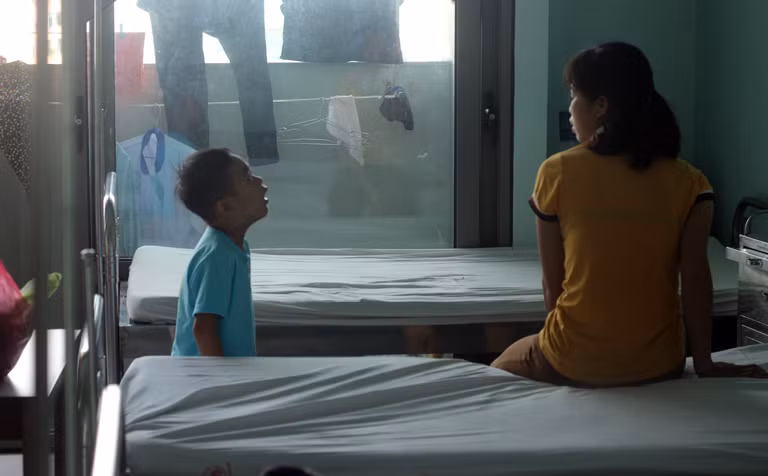 Trong ảnh là con trai thứ hai của chị Nguyễn Thị Loan (SN 1985, quê ở Lương Sơn, Hòa Bình). Dù mới 6 tuổi nhưng cháu bé đã phải vào Bệnh viện Nhi Trung ương truyền hóa chất suốt quãng thời gian 3 năm vì căn bệnh ung thư máu. Thỉnh thoảng thấy con đau, khóc vì căn bệnh trong người, chị Loan chỉ biết lặng người, rồi vỗ về động viên con.