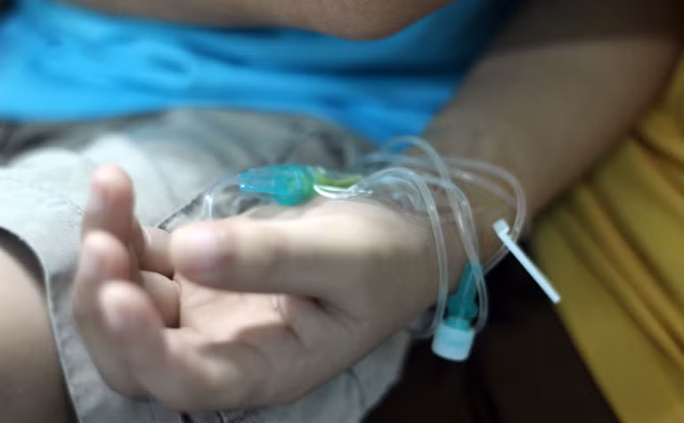 Theo lời của chị Loan, hiện tại con của chị đang điều trị ngoại trú. Ban ngày, cháu được đưa vào bệnh viện, còn ban đêm lại ra phòng trọ nhỏ hẹp nhưng giá thuê 100 nghìn đồng/1 đêm để ở lại. "Tiền chi tiêu mọi thứ chỉ có bố cháu đi kiếm, ở quê thì làm nông nên hai mẹ con lên đây rất tiết kiệm, không dám chi tiêu gì cả, chỉ mua những thứ cần nhất thôi. Ngày 1/6, con nhận được quà của các cô chú trong bệnh viện rồi nên chả mua gì nữa", chị Loan cho hay.