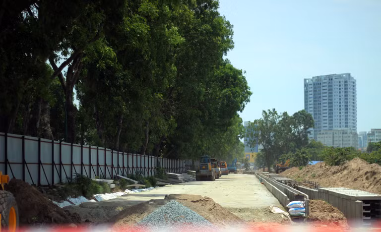 Công ty TNHH MTV Công viên cây xanh Hà Nội là nhà thầu thực hiện việc cắt tỉa, di chuyển, chặt hạ cây trên đường Phạm Văn Đồng; còn Ban quản lý đầu tư xây dựng công trình giao thông Hà Nội (Sở GTVT Hà Nội) làm chủ đầu tư. UBND TP Hà Nội yêu cầu hoàn thành việc di chuyển, chặt hạ hơn 1.300 cây trước ngày 30/9, tuy nhiên, thủ tục cấp phép chặt hạ, di chuyển vẫn chưa thực hiện.