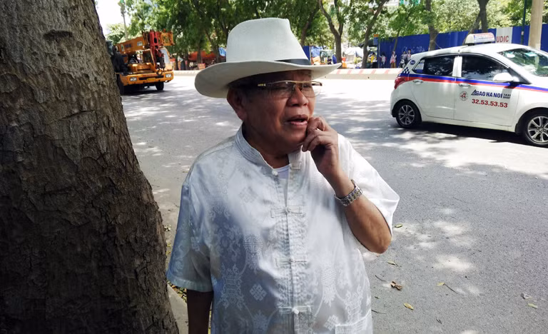 Ông Nguyễn Văn An (79 tuổi, Cổ Nhuế 2, Hà Nội) bày tỏ: "Tôi thường xuyên đi qua con đường này, thực sự rất thích bởi có hàng cây xanh che bóng mát, nếu cây bị chặt đi thì tiếc quá. Mong sao các cơ quan chức năng Hà Nội sẽ nghiên cứu, đưa ra giải pháp phù hợp nhất, vừa thực hiện tốt dự án, vừa cứu được cây xanh".