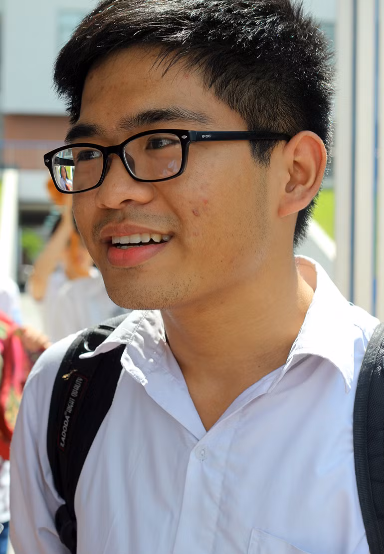 "Em hoàn thành bài thi khá nhanh vì các câu hỏi đều bám sát chương trình học tập. Đặc biệt, đối với các bạn có học lực bình thường vẫn có thể căn thời gian để hoàn thành bài một cách hiệu quả. Em không giám chắc chắn đạt điểm cao, tuy nhiên em khá hài lòng", thí sinh Vũ Hoàng Hải chia sẻ.