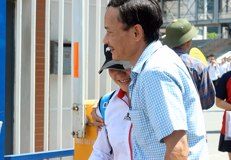 Dưới ánh nắng gay gắt nhưng thí sinh và phụ huynh vẫn chia sẻ cảm xúc vui mừng với cái ôm nhẹ nhàng.