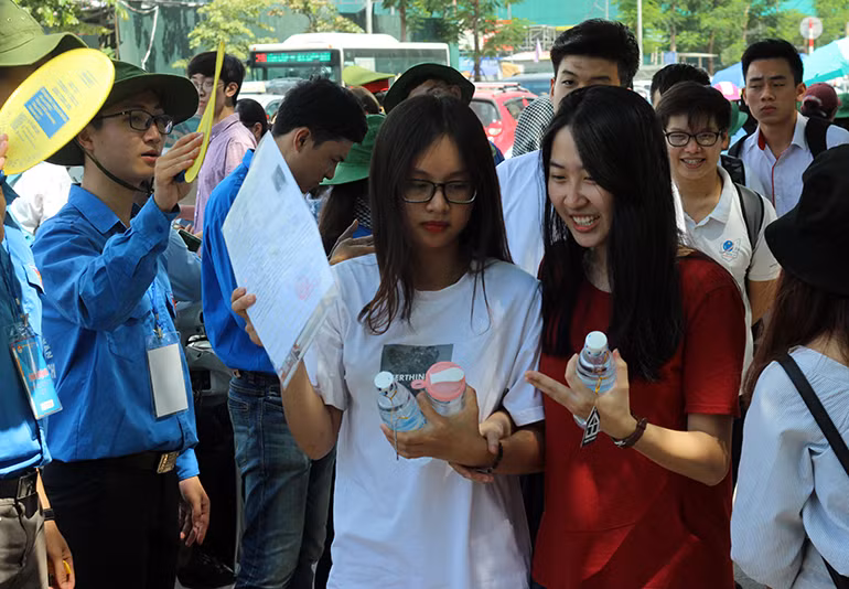 Các thí sinh rời khỏi phòng thi trường THPT chuyên Hà Nội Amsterdam (Hà Nội) đều khá hài lòng với bài làm.