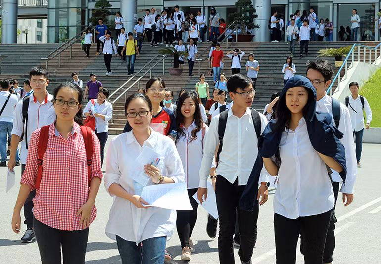 Anh: Thi sinh tho phao voi de thi mon Ngu van THPT Quoc gia