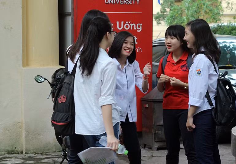 Các nữ sinh nở nụ cười rất tươi trước khi vào phòng thi.