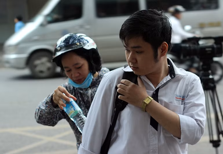 Em Trần Xuân Sơn (học sinh trường THPT Trần Phú (Hà Nội) được mẹ đưa đến điểm thi THPT Việt Đức từ sớm. "Em ôn bài khá kỹ, tâm lý cũng không quá lo lắng trong kỳ thi này. Em hy vọng sẽ hoàn thành bài làm đạt điểm cao nhất", Sơn chia sẻ.