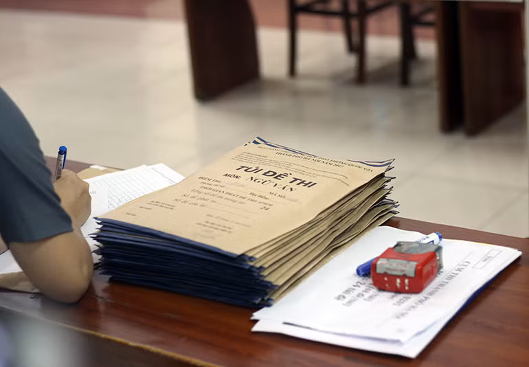 Đề thi môn Ngữ văn trong kỳ thi tuyển sinh THPT Quốc gia năm 2017 được đựng, niêm phong rất kỹ.