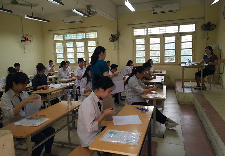 Các thí sinh nghiêm túc trong phòng thi và điền đầy đủ các thông tin vào giấy thi, giấy nháp theo sự hướng dẫn của giám thị trước khi làm bài.