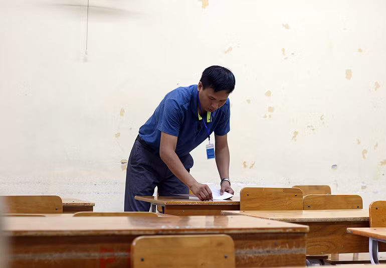 Cán bộ coi thi đánh số báo danh.