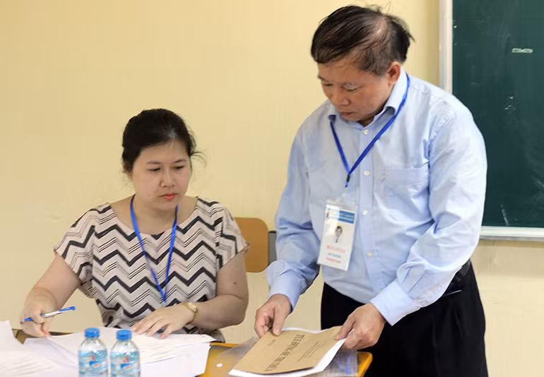 Thứ trưởng Bùi Văn Ga kiểm tra các giấy tờ, đề thi trước khi được phát cho các thí sinh làm bài. Thứ trưởng Ga đánh giá: "Quy trình thực hiện từ các cán bộ coi thi, đến các thí sinh tham dự kỳ thi tại điểm trường THPT Việt Đức rất nghiêm túc. Hôm nay, bắt đầu kỳ thi mong các thí sinh trường THPT Việt Đức nói riêng, các thí sinh cả nước nói chung cố gắng bình tĩnh, tâm lý tốt, nắm vững các quy chế thi và tập trung làm bài".