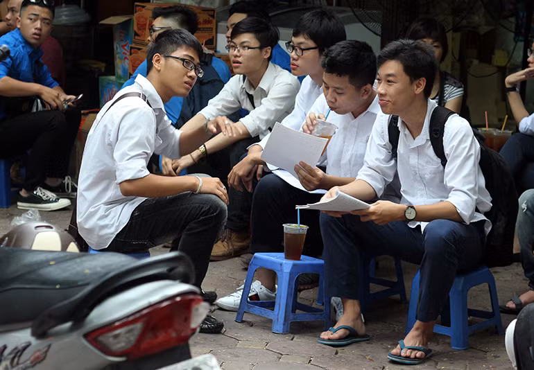 Một số em khác tranh thủ ngồi cùng nhau ở quán nước gần điểm thi THPT Việt Đức để cùng nhau ôn lại kiến thức, chúc nhau hoàn thành bài thi với điểm cao tối đa.