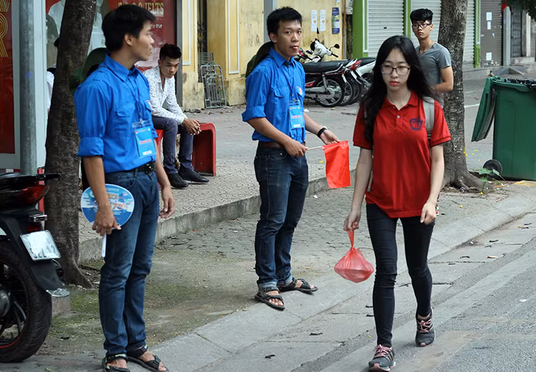 Do phải thức dậy sáng để đi thi nên nhiều em chưa kịp ăn sáng và tranh thủ mua hộp xôi hoặc hộp sữa nhỏ để lót dạ, lấy sức "chiến đấu".