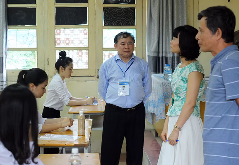 Trong sáng nay, Thứ trưởng Bộ GD&amp;ĐT Bùi Văn Ga cùng đoàn kiểm tra đã đến điểm thi trường THPT Việt Đức kiểm tra quy trình cách làm của hội đồng thi, đồng thời đến khảo sát tại các phòng thi.