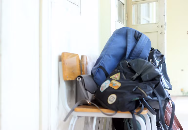 Trước khi vào phòng thi, tất cả đồ đạc, túi xách, cặp, ba lô... mà thí sinh mang theo đều để bên ngoài, chỉ có những giấy tờ liên quan đến kỳ thi theo đúng quy chế thi mới được mang vào phòng.