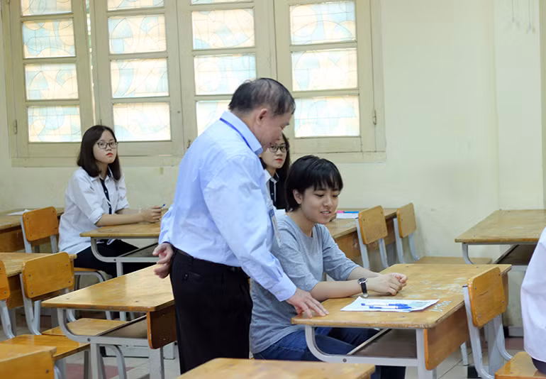 Thứ trưởng Ga động viên tinh thần các thí sinh trong phòng thi.