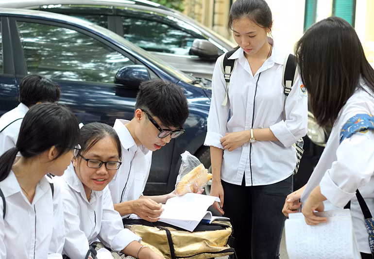 Các thí sinh cùng nhau ôn lại bài.