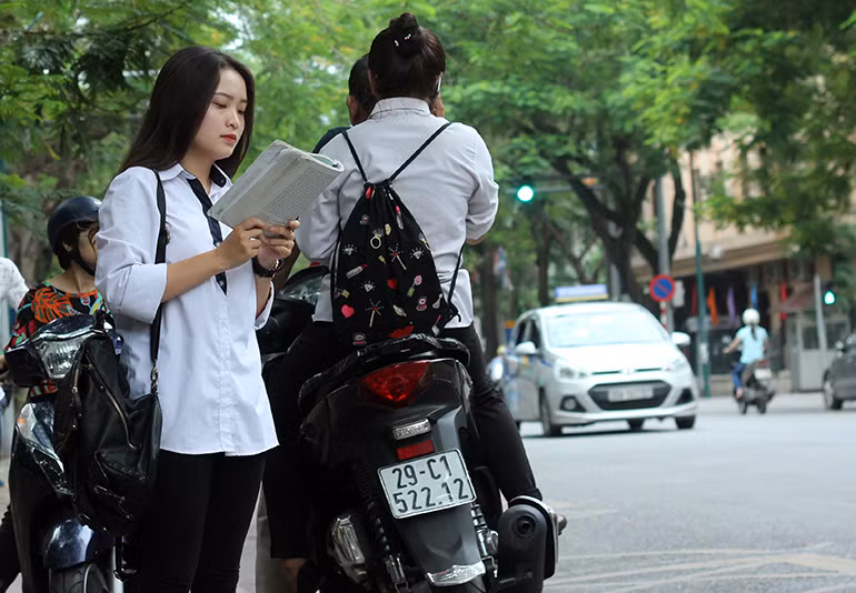 Sáng nay (22/6), hơn 866.000 thí sinh của 63 cụm thi ở tất cả các tỉnh/thành phố trực thuộc Trung ương sẽ chính thức tham dự môn thi đầu tiên - Ngữ văn trong kỳ thi THPT Quốc gia năm 2017 với thời gian làm bài 120 phút. Ghi nhận tại điểm thi trường THPT Việt Đức (Lý Thường Kiệt, Hà Nội) các em học sinh đến phòng thi rất sớm. "Em có chút hồi hộp nhưng kiến thức đã ôn rất kỹ và đã sẵn sàng cho kỳ thi quan trọng lần này. Em hy vọng sẽ làm bài tốt và sau này có thể đỗ vào trường ĐH Kinh tế Quốc dân như nguyện vọng xét tuyển của em", thí sinh Nguyễn Hương My (trường THPT Trần Phú, Hà Nội) bày tỏ.