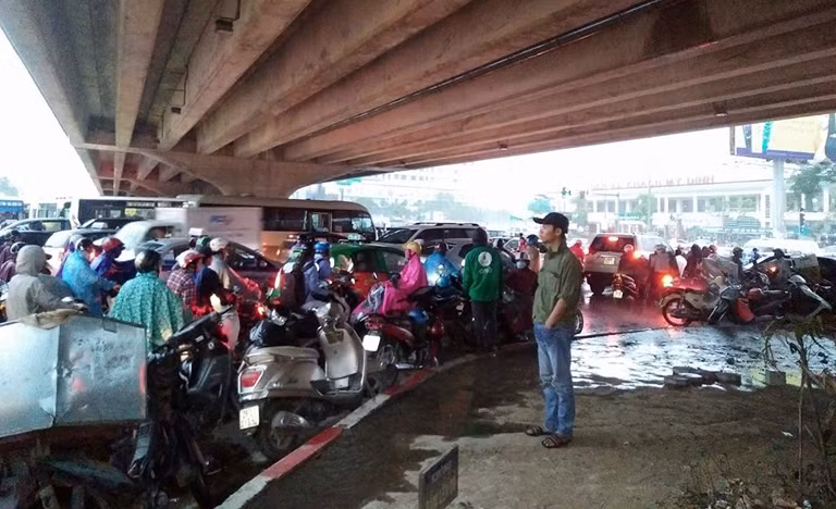 Mưa dông kéo dài đến thời điểm tan tầm nên khiến giao thông ở một số tuyến đường xảy ra hỗn loạn, ùn tắc.