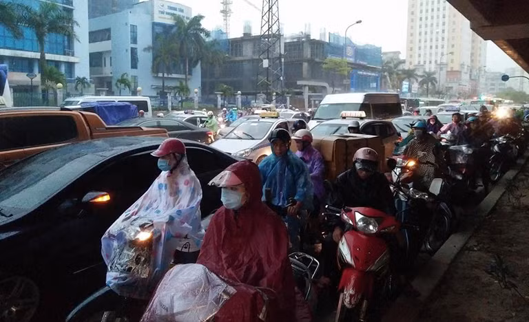 Nhiều người di chuyển trên đường cảm thấy thoải mái, dễ chịu hơn bởi trời Hà Nội đã có mưa. Tuy nhiên, do mưa lớn, kèm theo gió mạnh làm người tham gia giao thông gặp khó khăn.