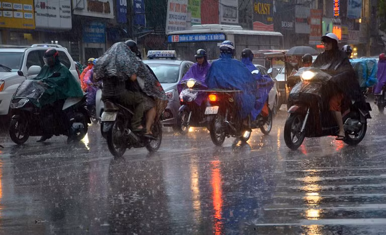 Đến khoảng 15h45 cùng ngày, các khu vực ở Hà Nội bắt đầu đón mưa lớn sau những ngày nắng nóng kỷ lục với nhiệt độ lên trên 40 độ C.