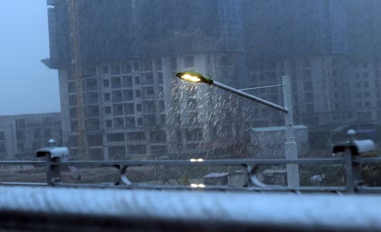 Một số đèn điện cao áp trên một số tuyến đường cũng được bật sáng.