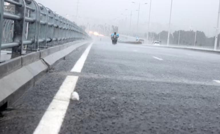 Trong khi đó, theo số liệu tại các trạm tự động đo mưa của Công ty TNHH MTV thoát nước Hà Nội, đến 16h50, tổng lượng mưa trong ngày tại Thạch Thất là; 44 mm, Linh Đàm là 35 mm, Hồ Tây là 31 mm, Nam Từ Liêm là 25 mm... Lượng mưa ở các quận, huyện Hà Nội tiếp tục tăng lên.