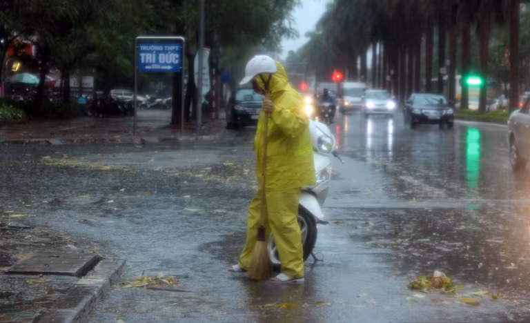 Để đảm bảo không xảy ra tình trạng ngập úng, các nhân viên thoát nước Hà Nội túc trực, làm việc ngay dưới mưa.