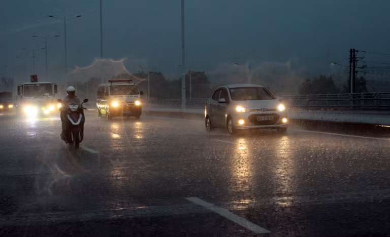 Do ảnh hưởng của mưa dông, nhiều phương tiện tham gia lưu thông trên đường Hà Nội phải bật đèn chiếu sáng, mặc dù thời điểm mới chỉ là 16h15.