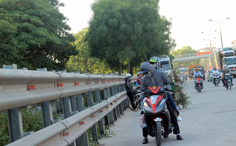 Dưới cái nắng chói chang, oi bức, những người thường xuyên phải di chuyển, làm việc ngoài đường ở Hà Nội đều phải tự tìm cách tránh nắng, kể cả đàn ông cũng mặc áo chống nắng.