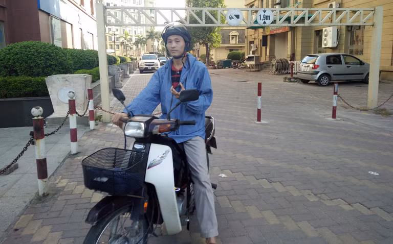 Nắng nóng gay gắt khiến nhiều người di chuyển ngoài đường vô cùng khó chịu.