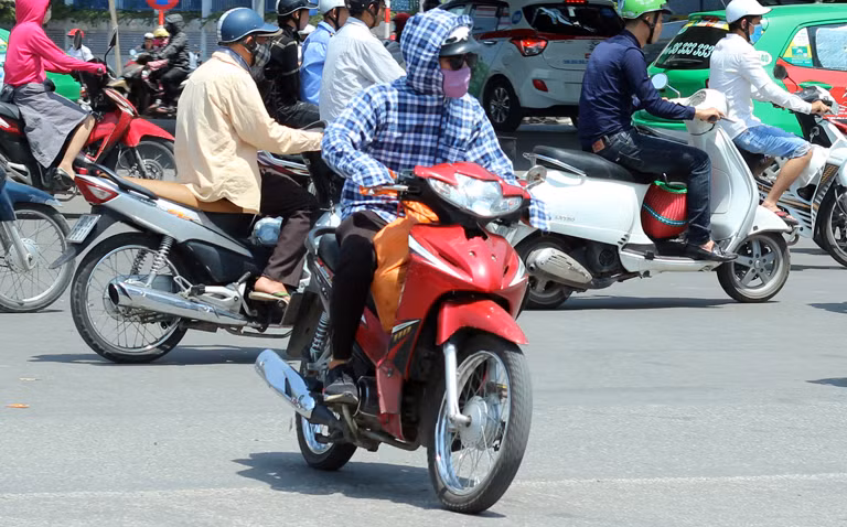 Mặt mũi được bịt kín mít để tránh nắng nóng.