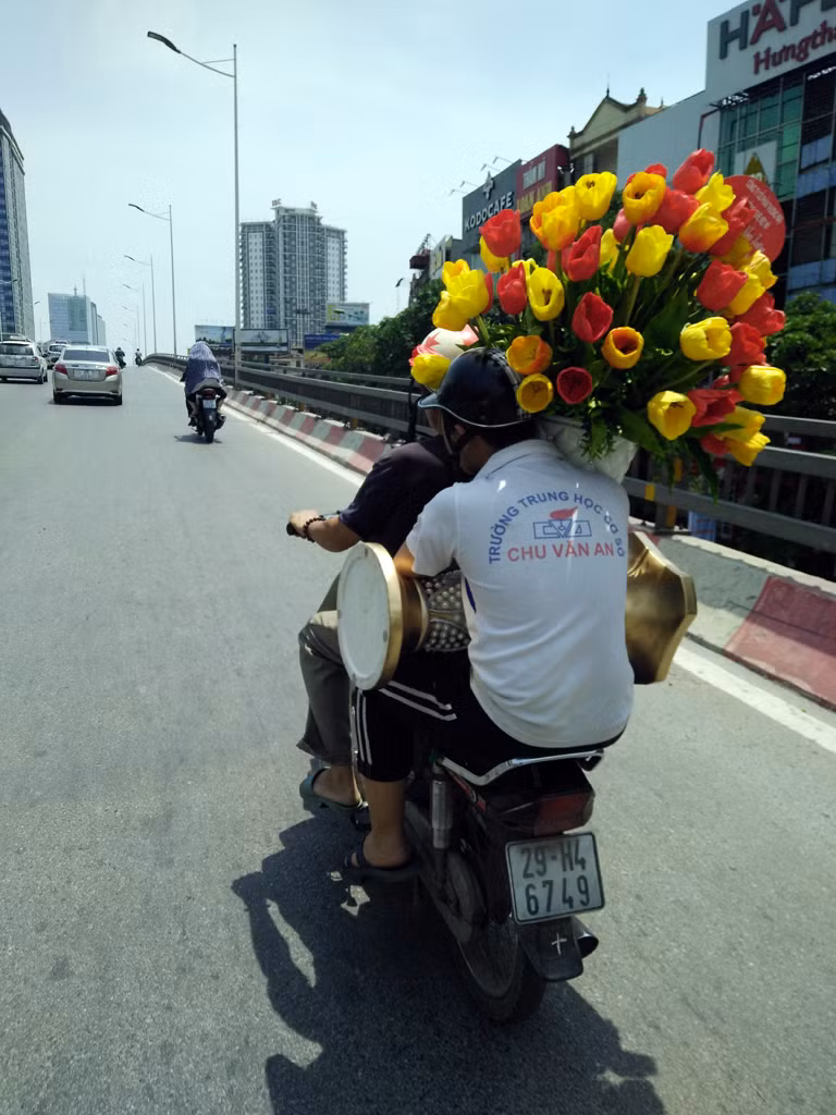 Mọi đồ vật mà người dân mang theo đều được tận dụng để che người.