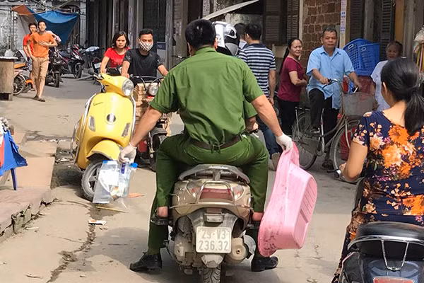 Be trai hon 1 thang tuoi chet trong chau nuoc: Nghi pham la me ruot