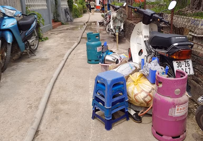 Rất nhiều đồ đạc của người dân nhanh chóng được vận chuyển ra bên ngoài. May mắn vụ cháy không gây thiệt hại về người. Nguyên nhân xảy ra vụ cháy xưởng nhựa đang được cơ quan chức năng làm rõ.