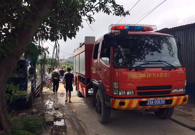 Theo một số nhân chứng, vào khoảng thời gian trên, một gia đình làm nghề tái chế nhựa đã đốt lưới để lấy nhựa, sau đó xảy ra hỏa hoạn. Mặc dù người dân đã cùng nhau cứu hỏa nhưng ngọn lửa bùng phát quá nhanh nên bất thành. Tiếp nhận thông tin, lực lượng PCCC Hà Nội đã nhanh chóng đến hiện trường để xử lý.