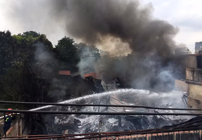 Cảnh sát nhanh chóng dập lửa.