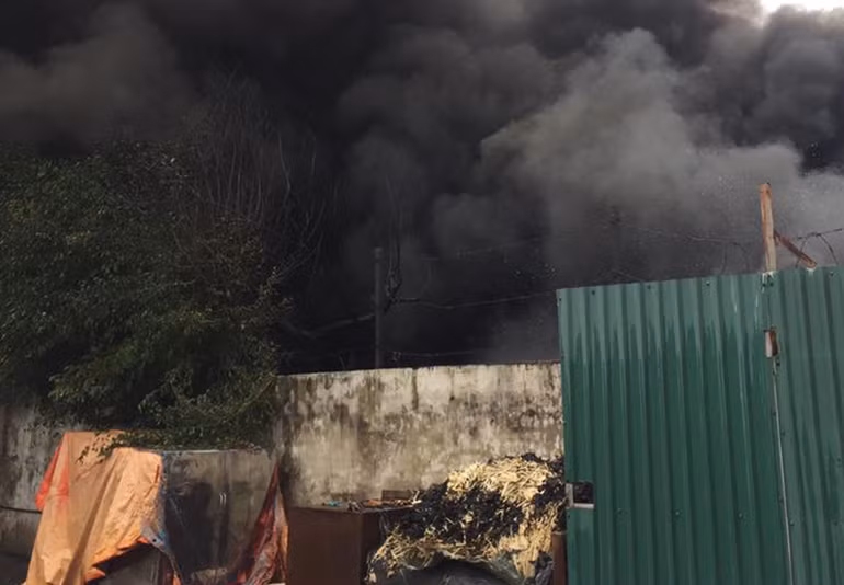 Khói lửa bay mịt mù.