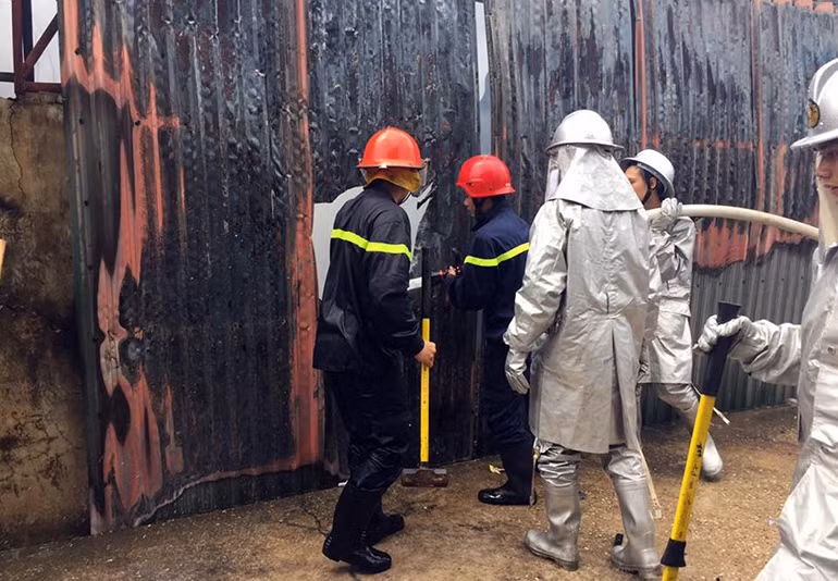 Ngay sau khi phá được tường tôn, cảnh sát nhanh chóng đưa vòi rồng xịt nước vào bên trong đám cháy để khống chế ngọn lửa.