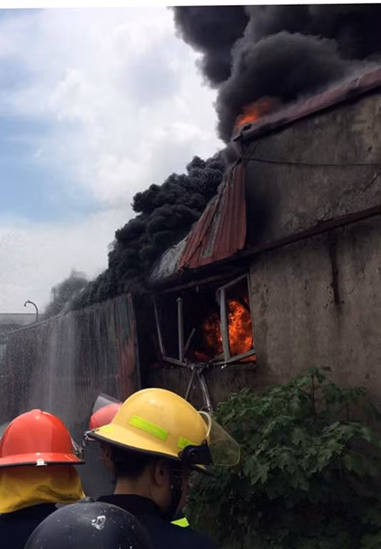 Ngọn lửa đỏ rực, bùng phát dữ dội bên trong xưởng nhựa kèm theo những tiếng nổ khiến người dân hoảng sợ.