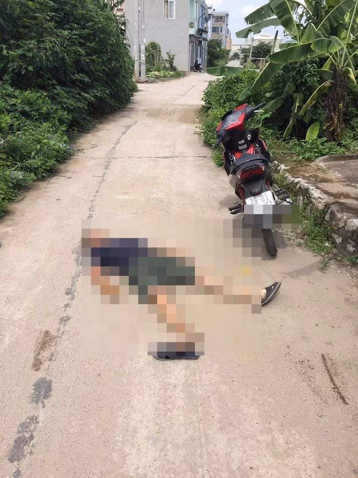 Nam thanh nien dot tu giua duong Ha Noi