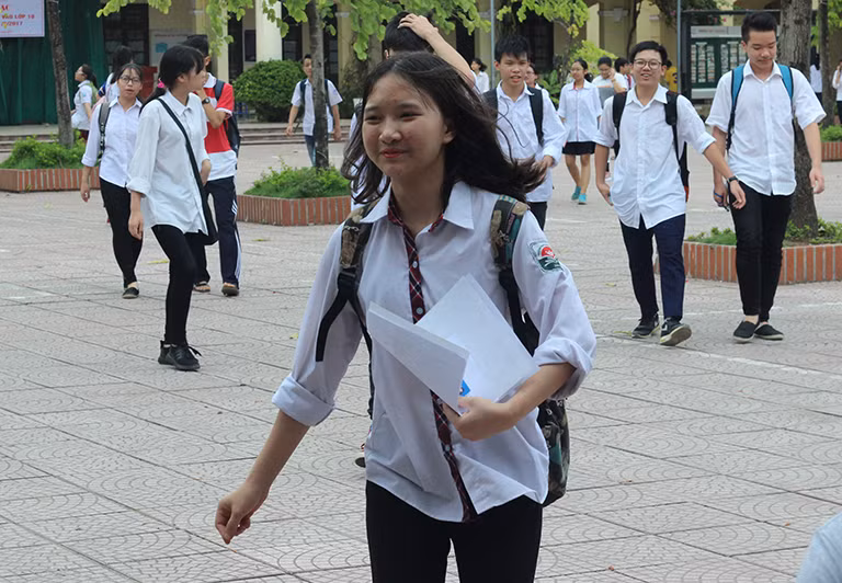 Thay vì tâm trạng hồi hộp, lo lắng như lúc sáng, sau 120 phút làm bài, nữ sinh chạy như bay lao ra khỏi phòng thi với tâm trạng vui mừng để thông báo với phụ huynh.