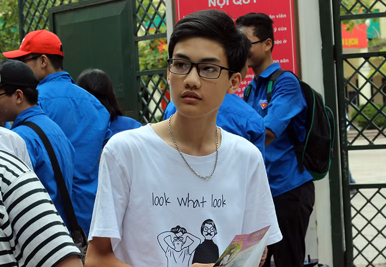 Em Hoàng Phúc (học sinh Trường THCS Marie Curie) tham dự kỳ thi vào lớp 10 tại trường THPT Cầu Giấy, là một trong những thí sinh bước ra khỏi phòng thi đầu tiên, Phúc chia sẻ: "Em thấy đề bài được đưa ra cho các thí sinh nói chung, bản thân em nói riêng không quá khó. Tuy nhiên, nếu bạn nào không ôn tập thì khó có thể nhớ được vì các kiến thức đều nằm trong chương trình ôn tập. Em ấn tượng nhất với phần II, có câu hỏi trong bài "Làng" và "Nói với con". Em tự tin dành 7 điểm cho bài làm của mình".