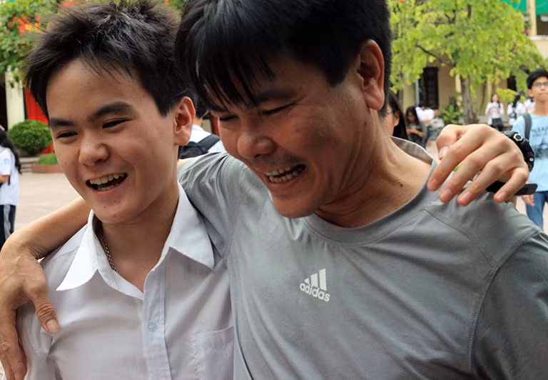 Niềm vui của thí sinh sau khi hoàn thành tốt bài thi cũng khiến phụ huynh cảm thấy hạnh phúc.