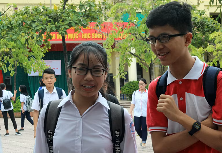 Hai thí sinh cùng chia sẻ với nhau về bài làm của mình với tâm trạng vui mừng.