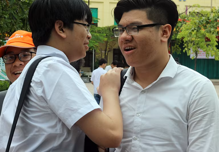 Đôi bạn động viên nhau sau khi hoàn thành tốt môn thi Ngữ văn vào lớp 10.